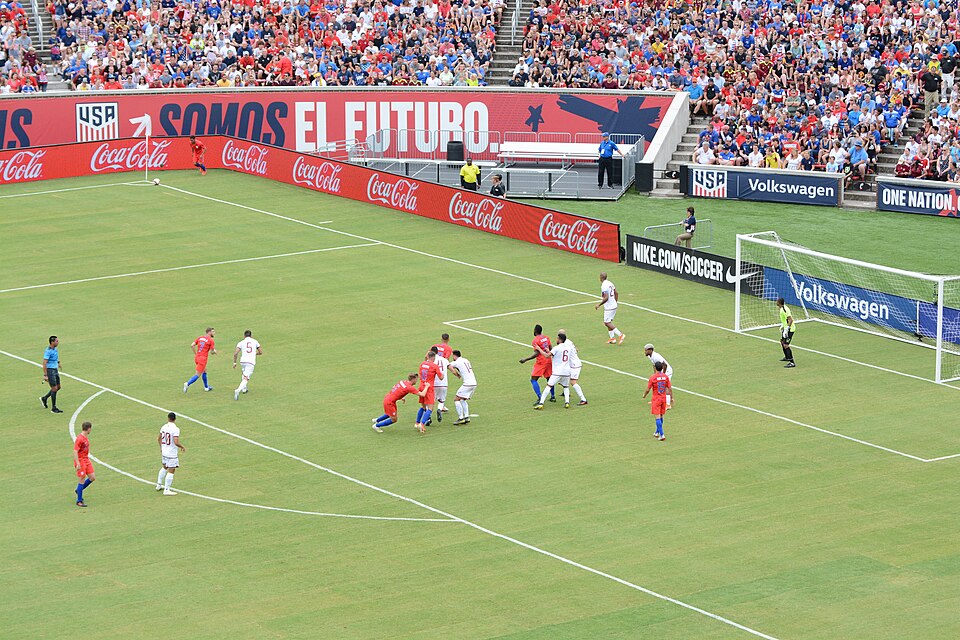 Jugadores disputando un saque de esquina
