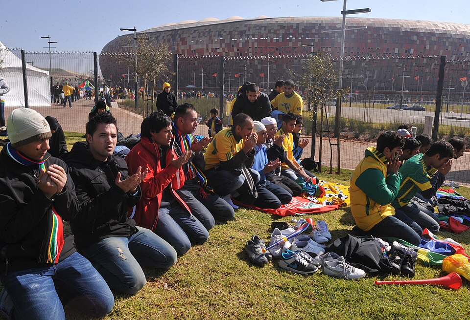Afición en estadio brasileño de noche
